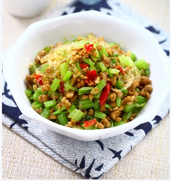 剁椒香芹炒粉絲兒的做法 剁椒香芹炒粉絲兒的做法