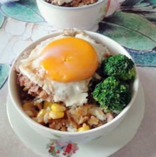 冬菇肉餅窩蛋飯的做法 冬菇肉餅窩蛋飯的做法