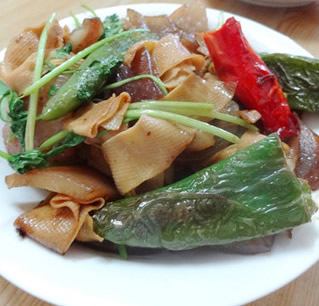 虎皮青椒炒肉皮的做法 虎皮青椒炒肉皮的做法