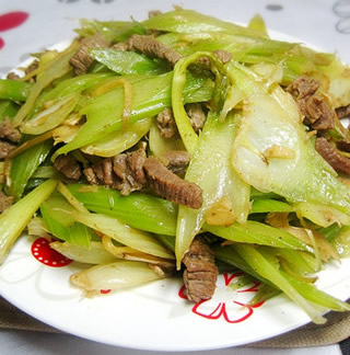 黑椒牛肉炒芹菜的做法 黑椒牛肉炒芹菜的做法