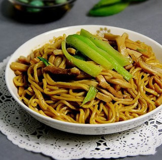 鮮蘑菇燜烏冬面的做法 鮮蘑菇燜烏冬面的做法