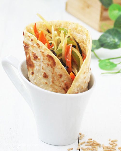 營(yíng)養(yǎng)早餐 全麥餅卷素什錦的做法 營(yíng)養(yǎng)早餐 全麥餅卷素什錦的做法