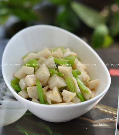芹香藕丁的做法 www.sk010.cn