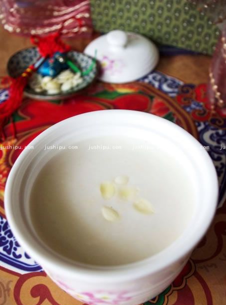美白嫩膚杏仁茶的做法 www.sk010.cn