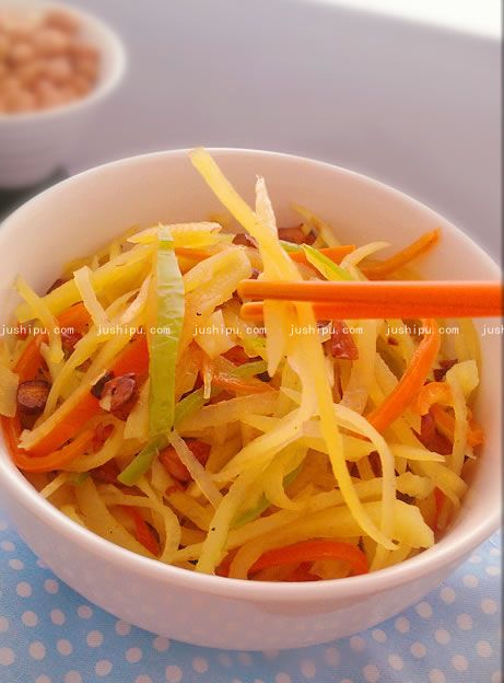 花生嗆拌酸辣土豆絲的做法 www.sk010.cn