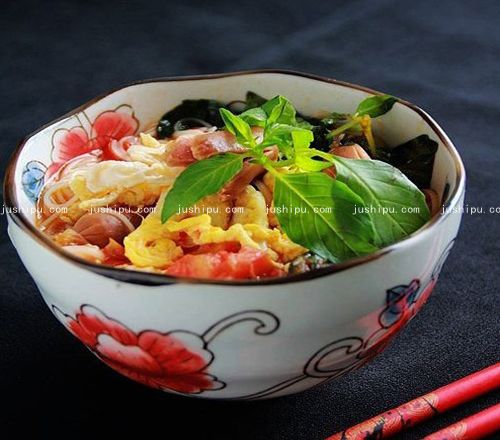 番茄雞蛋荊芥湯面的做法 www.sk010.cn