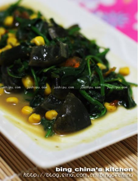 菠菜皮蛋玉米粒的做法 www.sk010.cn