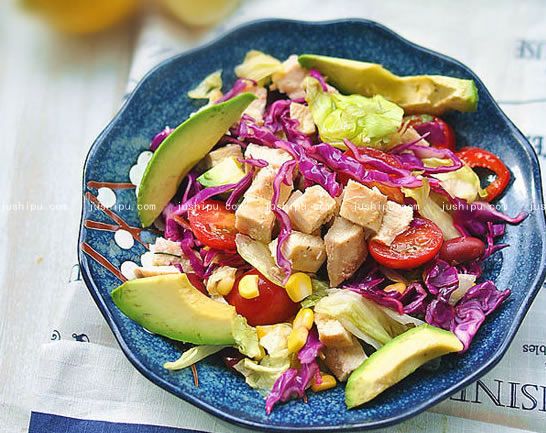 烤雞胸脯肉粒牛油果彩蔬沙拉的做法 www.sk010.cn