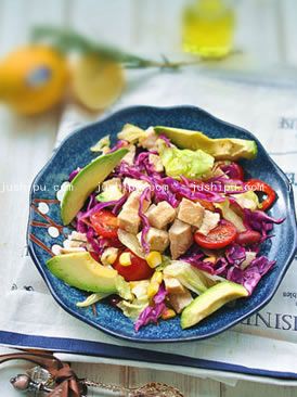 烤雞胸脯肉粒牛油果彩蔬沙拉的做法 烤雞胸脯肉粒牛油果彩蔬沙拉的做法