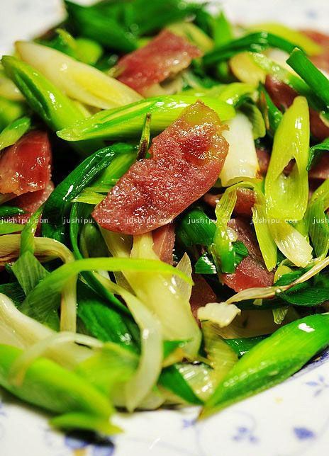 青蒜炒香腸的做法 www.sk010.cn